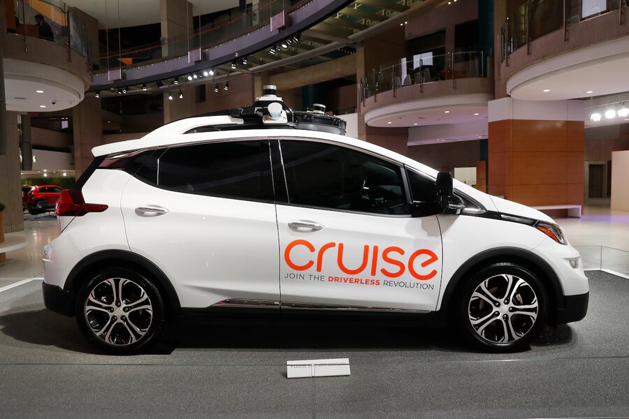 GM Shifts Focus, Ends Robotaxi Pursuits to Prioritize Driver-Assist Technology