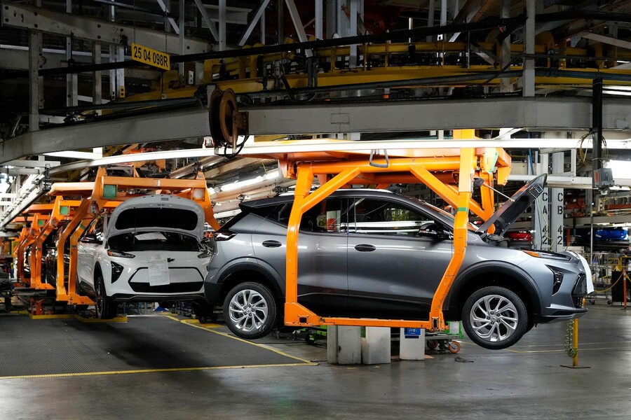 GM Posts Strong Q1 Earnings, But Pauses 2025 Forecast Amid Trump Tariff Concerns